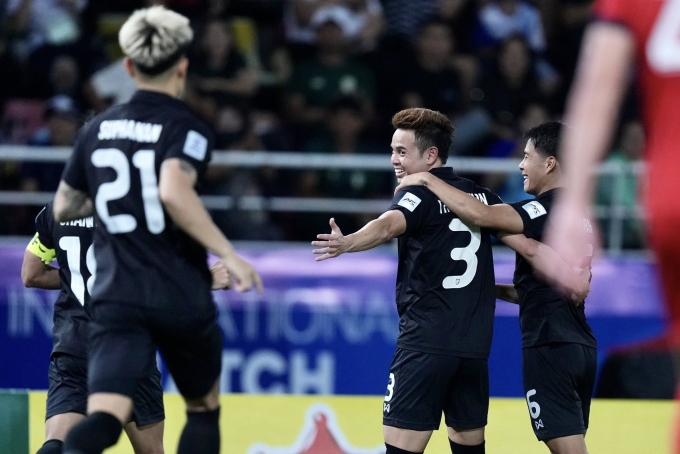 Tiền vệ Thái Lan Theerathon Bunmathan (số 3) mừng bàn nâng tỷ số lên 2-1 ở phút 47. Ảnh: ThailandNT