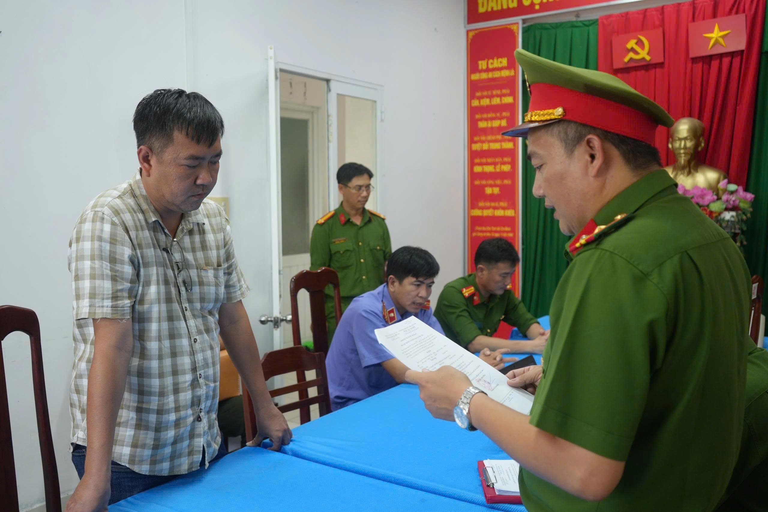 Khởi tố, bắt tạm giam 3 cựu cán bộ ngân hàng vi phạm quy định cho vay 3 Khởi tố, bắt tạm giam 3 cựu cán bộ ngân hàng vi phạm quy định cho vay - Ảnh 3.