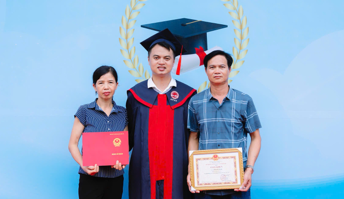 Tráng cùng bố mẹ trong ngày tốt nghiệp hồi tháng 6. Ảnh: Nhân vật cung cấp