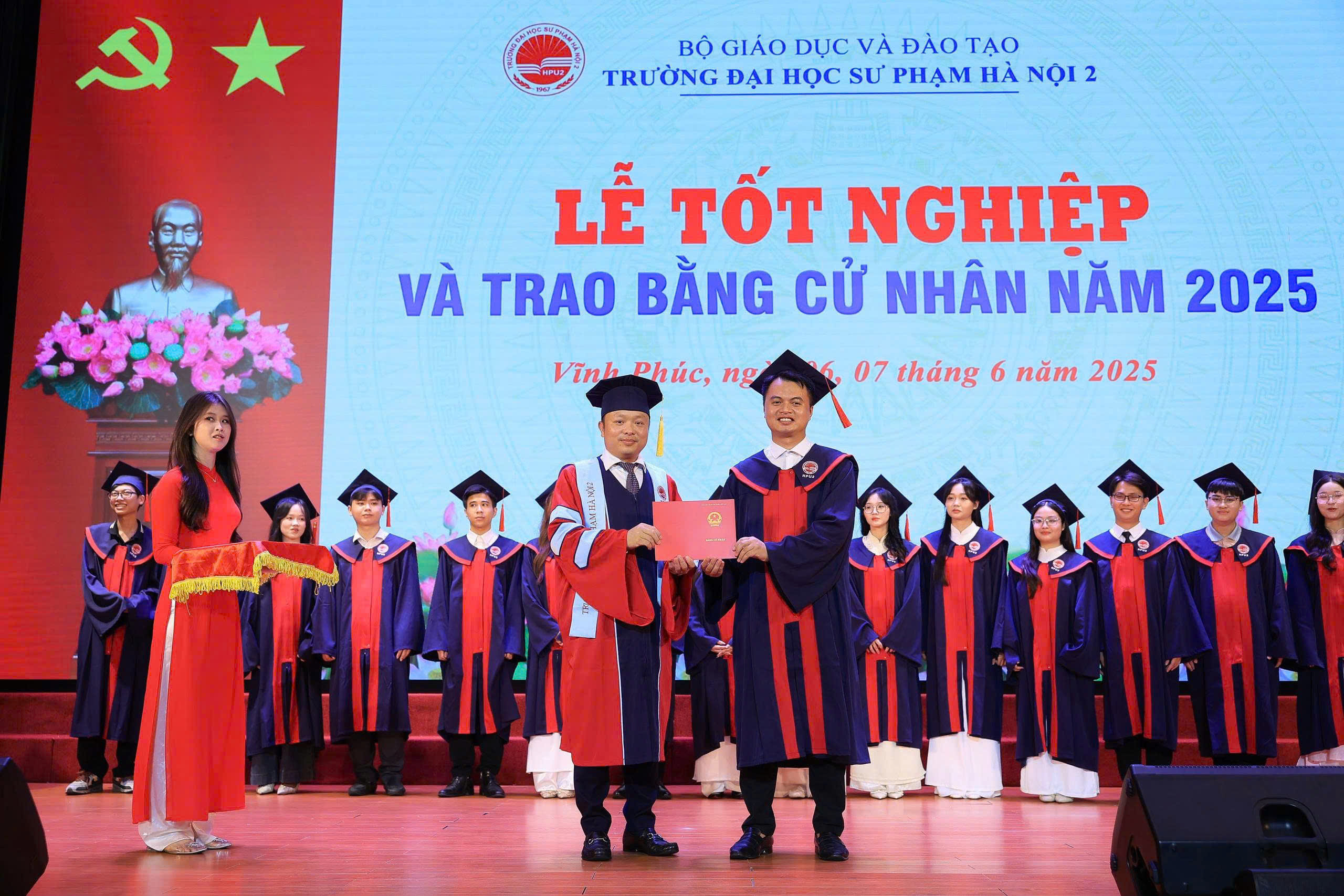 Thủ khoa trường sư phạm từng học đại học 10 năm - Ảnh 3.