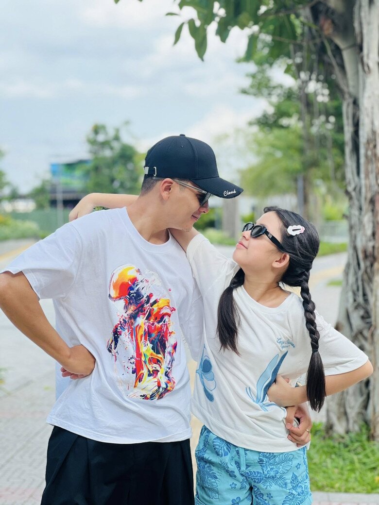 Bé Grammy thân thiết, quấn quýt bên bố dượng.