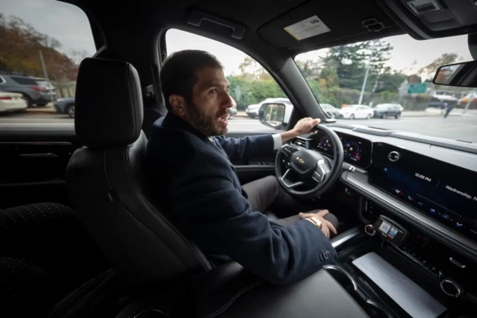 Phóng viên New York lái thử xe gắn thiết bị giới hạn tốc độ, ngày 12/11. Ảnh: NYP