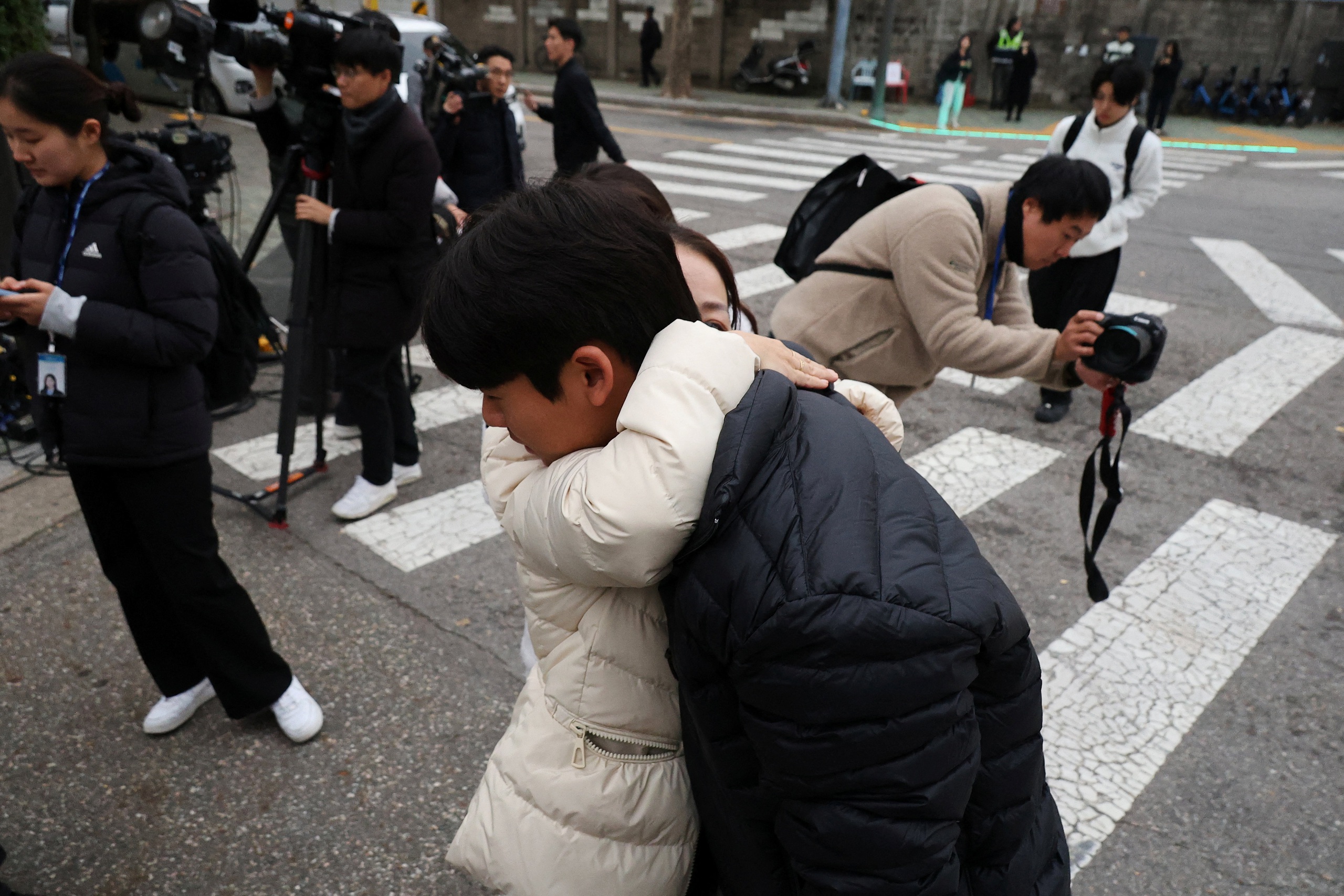 Cả Hàn Quốc 'nín thở' dõi theo kỳ thi đại học - Ảnh 2.