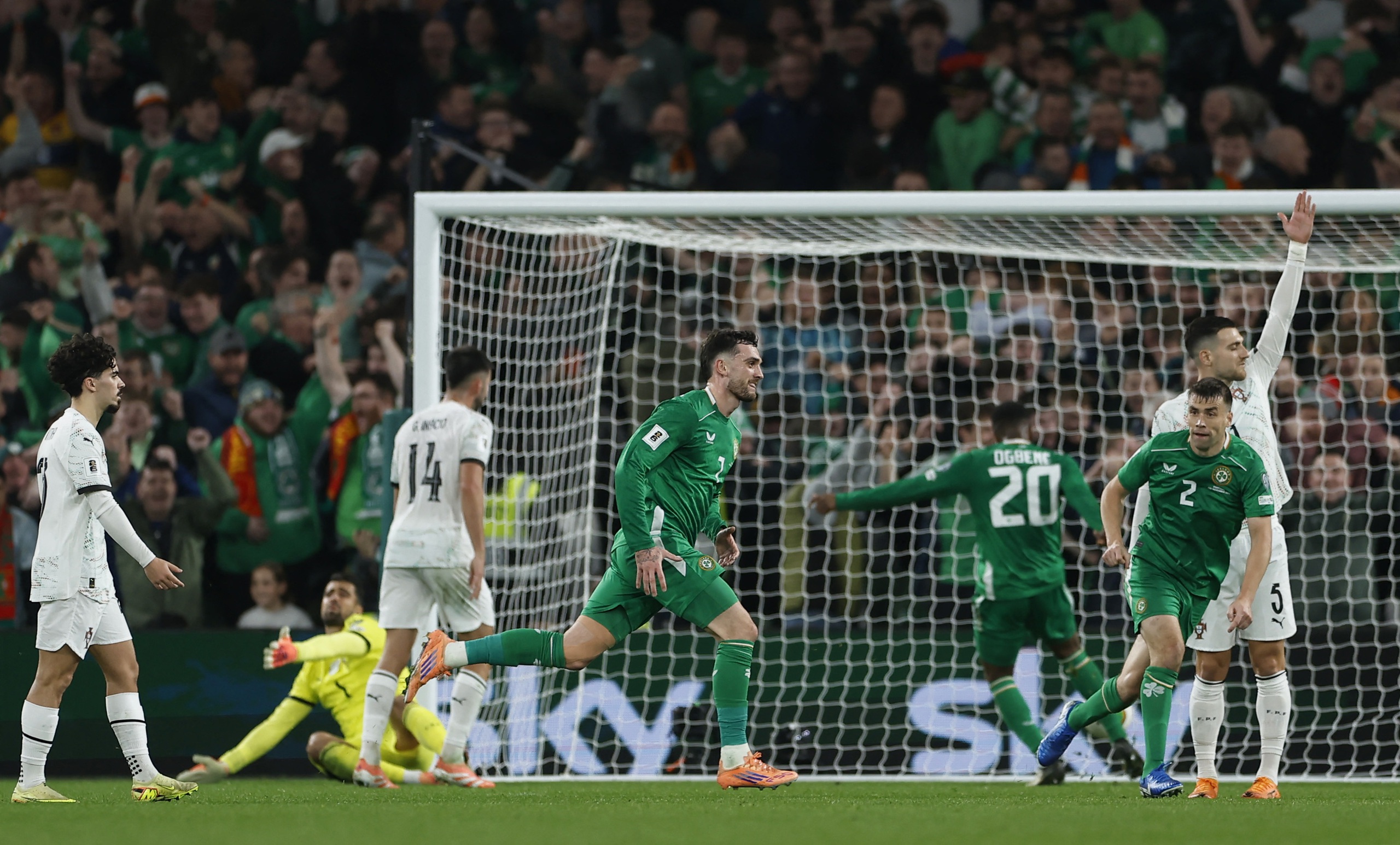 Ronaldo bị thẻ đỏ khiến Bồ Đào Nha chưa thể đến World Cup, play-off châu Á vẫn nóng- Ảnh 2.