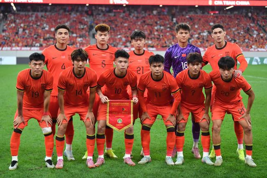 U22 Việt Nam gây địa chấn, HLV trưởng tuyển Trung Quốc bất ngờ bị liên lụy - 2