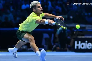 Vị trí số 1 thế giới giúp Alcaraz ngược dòng thắng Fritz