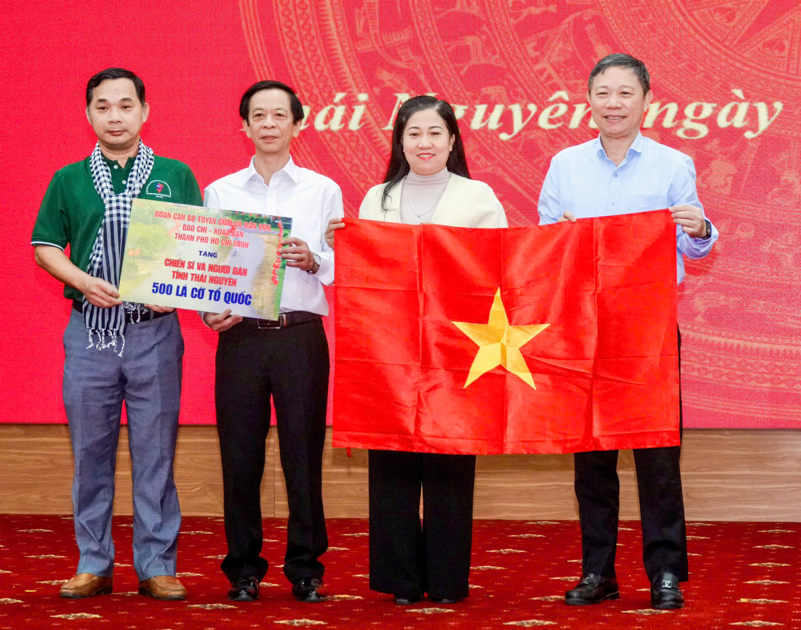 Thiết thực hỗ trợ người dân vùng bão lũ - Ảnh 1.