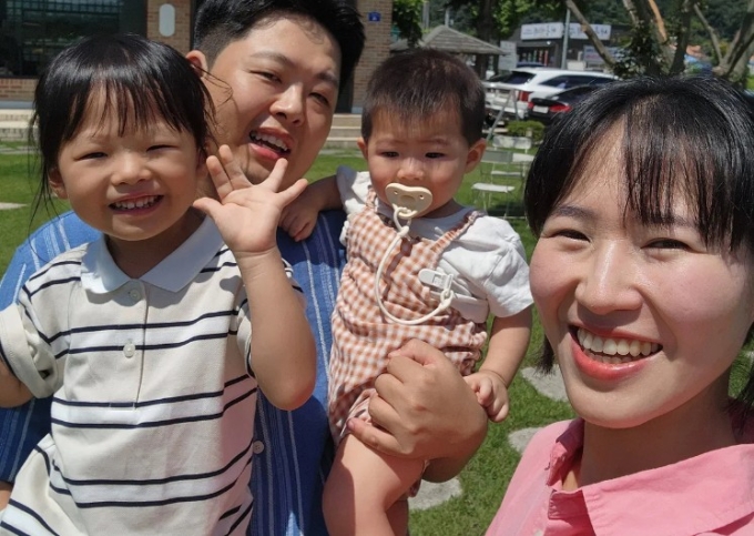 Anh Hong cùng vợ và các con. Ảnh: Hong Ki