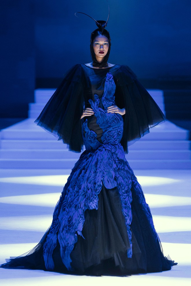 Dấu ấn từ các thương hiệu quốc tế trên sàn diễn thời trang Việt - Ảnh 16.