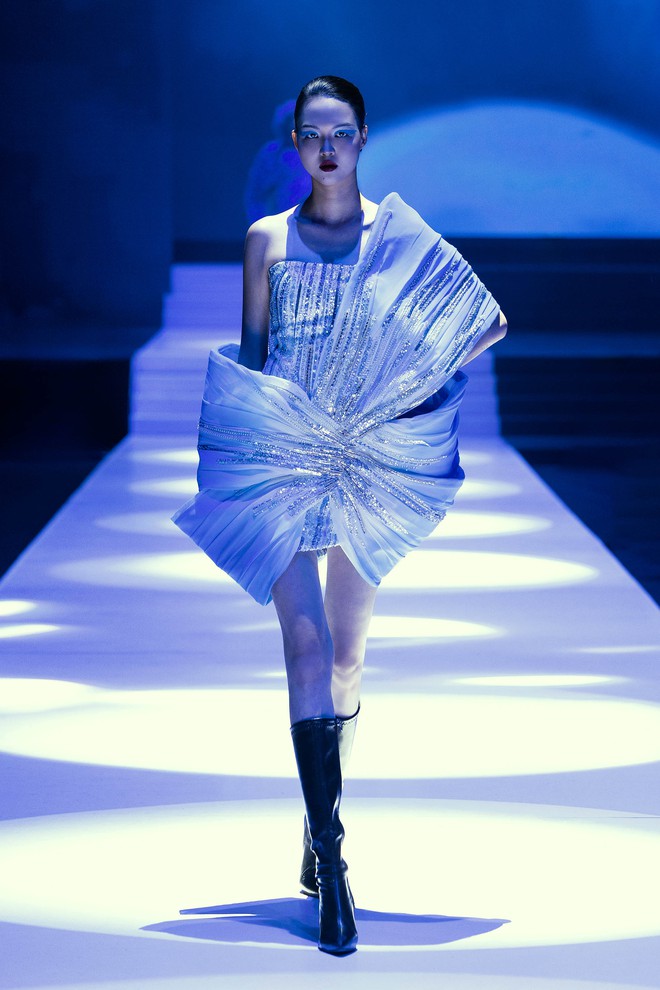 Dấu ấn từ các thương hiệu quốc tế trên sàn diễn thời trang Việt - Ảnh 17.