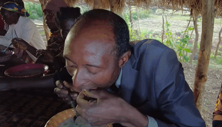 Người châu Phi lần đầu thử món cháo lòng kiểu Việt, kinh ngạc vì… quá ngon - 6