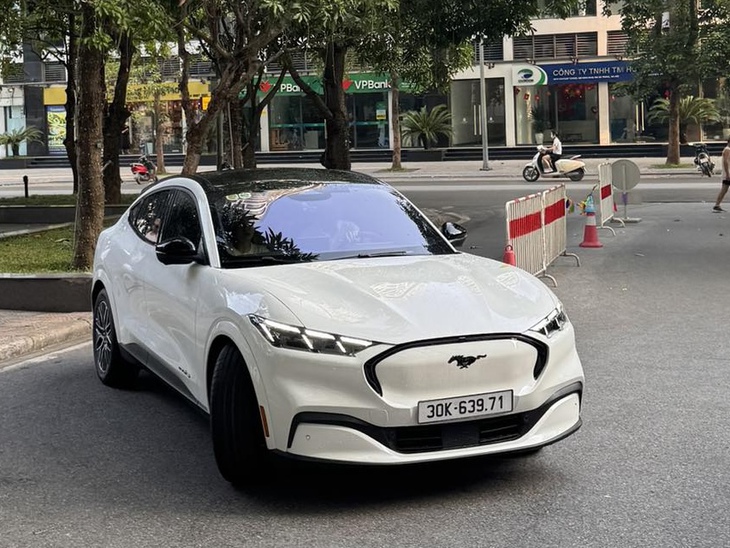 Chạy thử Ford Mustang Mach-E: 'Nết chạy' khác hẳn xe điện thường, nhưng bớt phần 'ngựa hoang' - Ảnh 8.