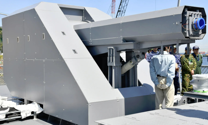 Nguyên mẫu pháo điện từ trên tàu JS Asuka hồi tháng 4. Ảnh: JMSDF