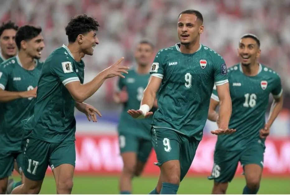 Al Mahadi có bàn thắng sớm phút thứ 10 cho Iraq. Hòa 1-1 tại Abu Dhabi, Iraq có lợi thế lượt về tại Basra ngày 18-11. Ảnh:AFC Iraq- loi- the-1.jpg