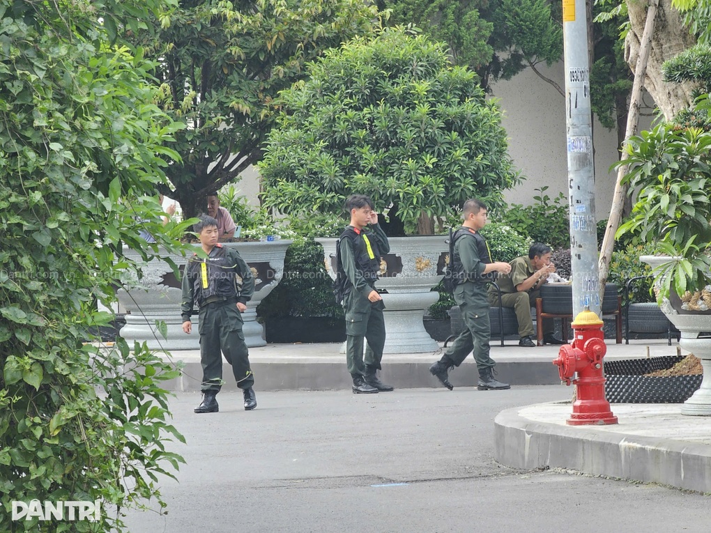 Gần 100 cảnh sát có mặt tại biệt phủ của chủ thẩm mỹ viện Mailisa ở TPHCM - 2