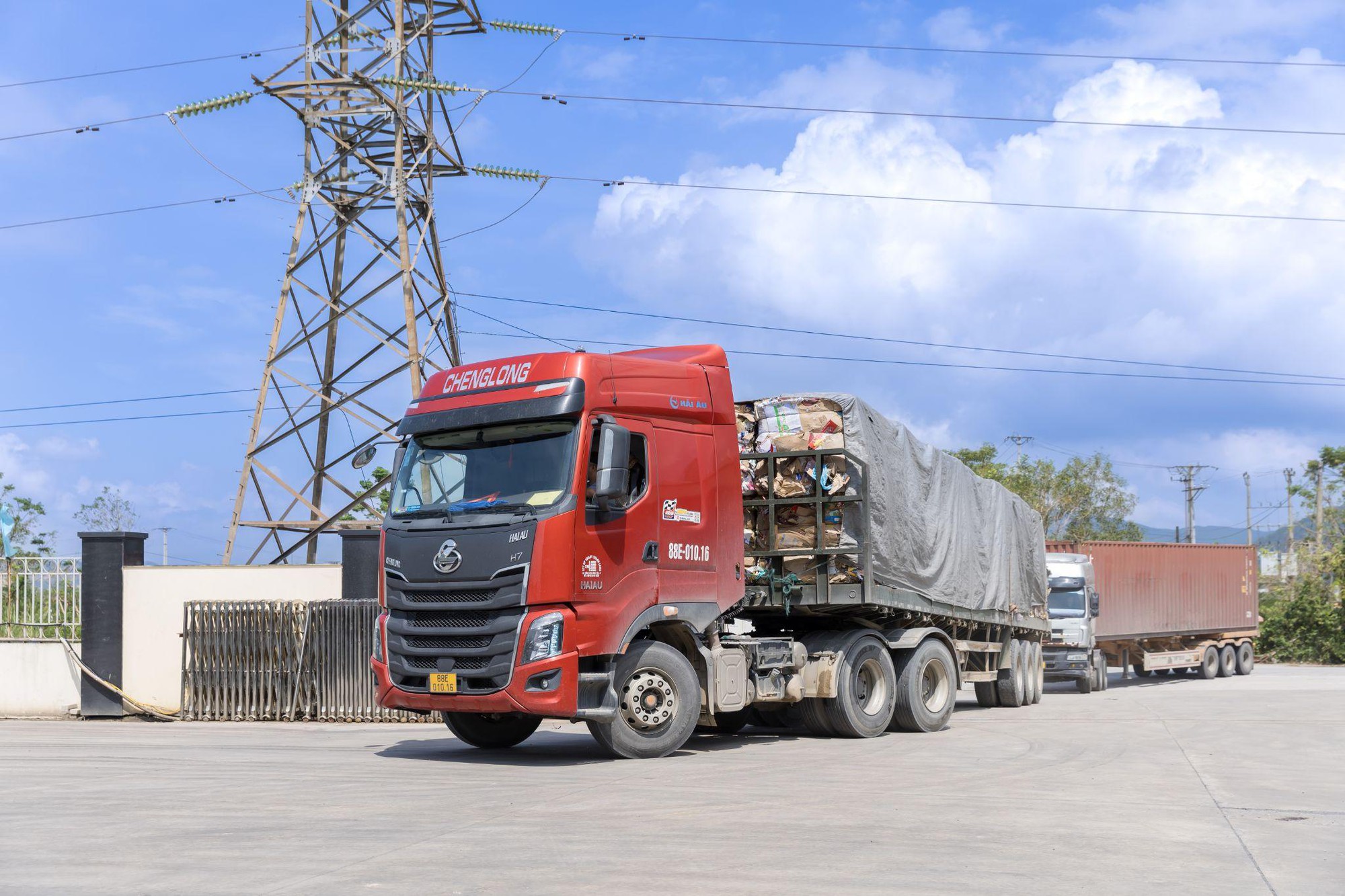 Tưởng đống giấy lộn, ai ngờ lại là 