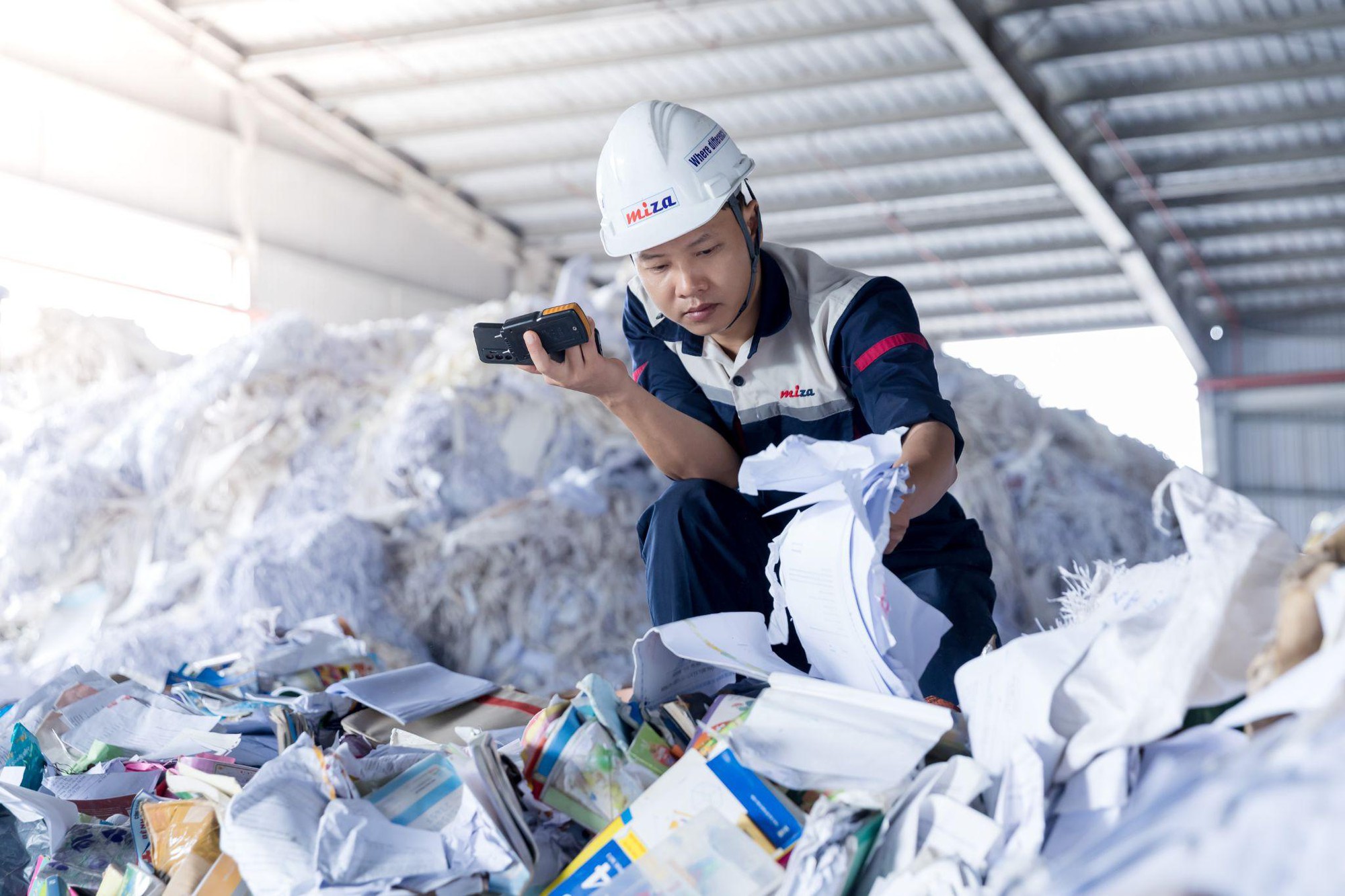 Tưởng đống giấy lộn, ai ngờ lại là 