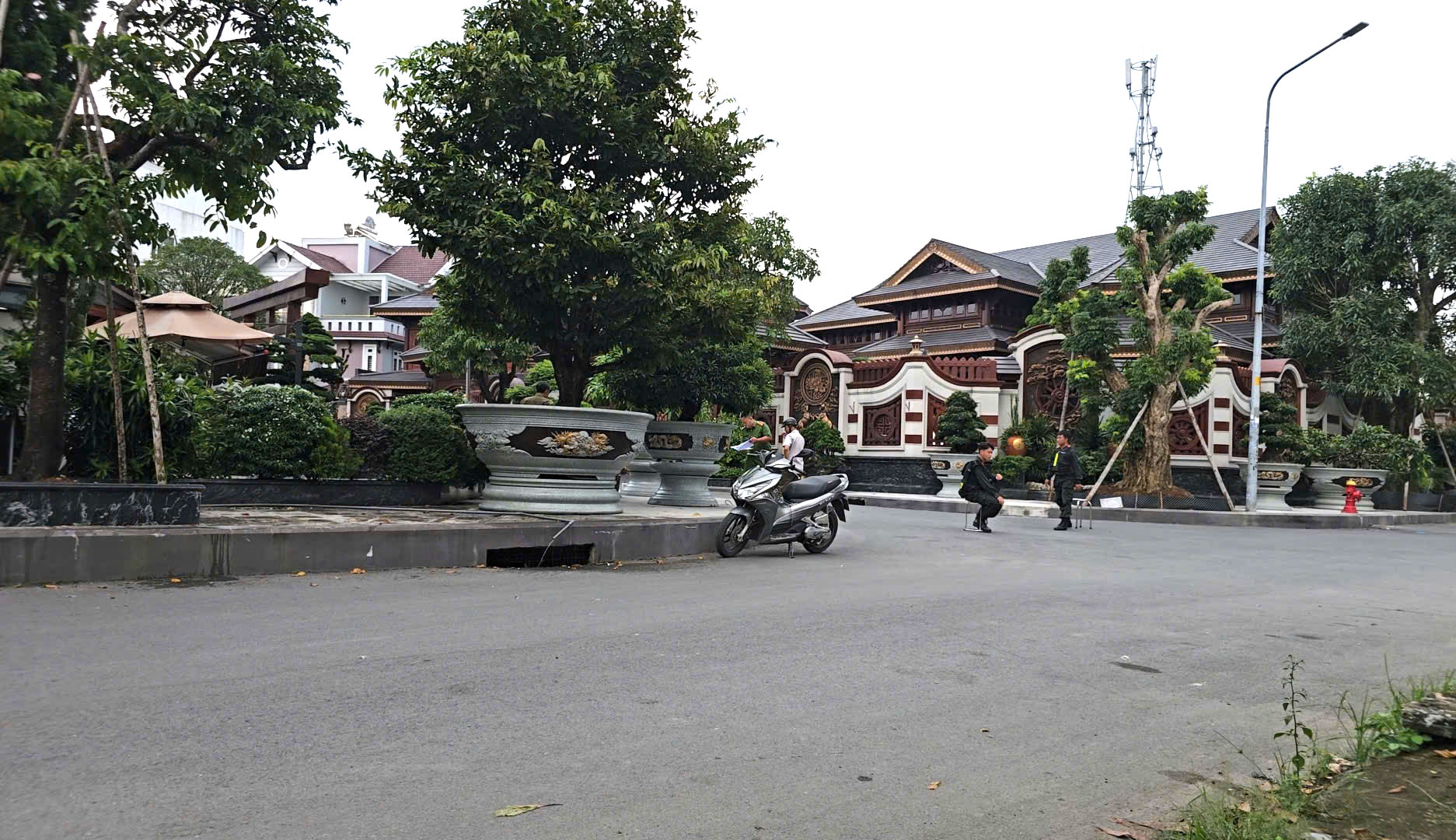 Công an kiểm tra biệt phủ của chủ thẩm mỹ viện Mailisa ở TP.HCM 2 Công an kiểm tra biệt phủ của chủ thẩm mỹ viện Mailisa ở TP.HCM - Ảnh 2.