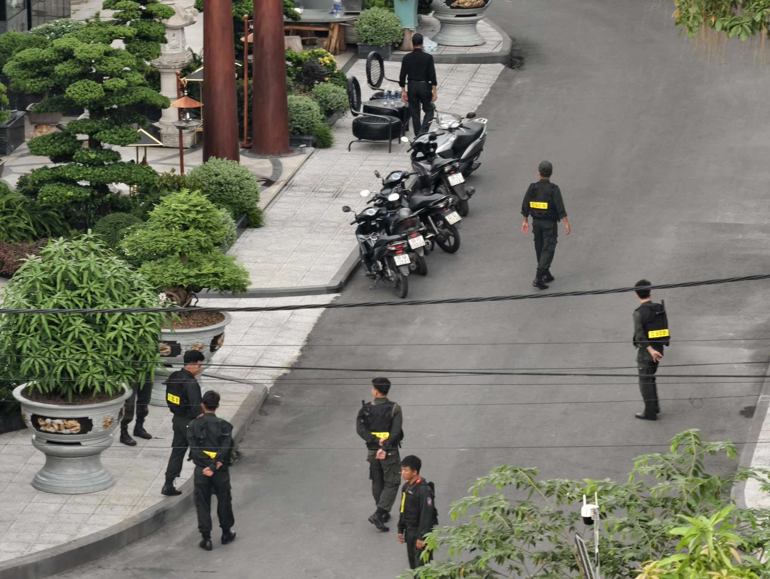 Công an kiểm tra biệt phủ của chủ thẩm mỹ viện Mailisa ở TP.HCM 4 Công an kiểm tra biệt phủ của chủ thẩm mỹ viện Mailisa ở TP.HCM - Ảnh 4.