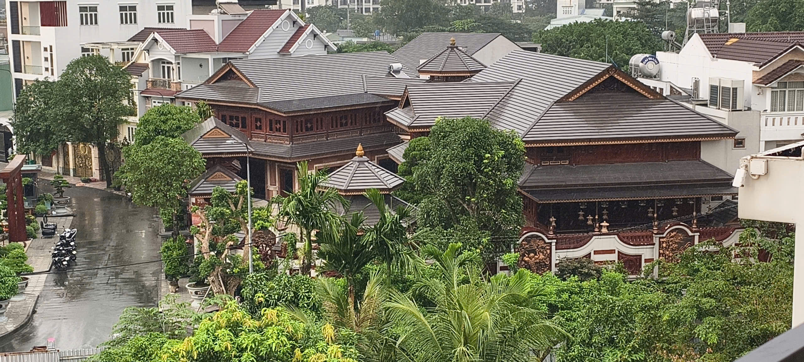 Công an kiểm tra biệt phủ của chủ thẩm mỹ viện Mailisa ở TP.HCM 5 Công an kiểm tra biệt phủ của chủ thẩm mỹ viện Mailisa ở TP.HCM - Ảnh 5.