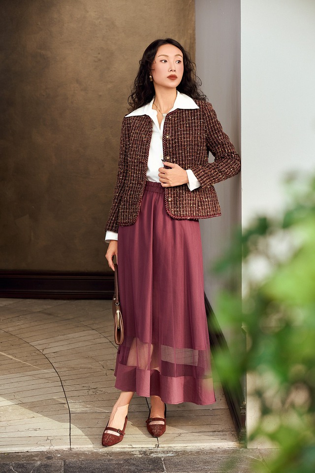 Blazer cổ điển, điểm nhấn hoàn hảo cho mọi phong cách thời trang 2 Blazer cổ điển sành điệu cho mọi outfit - Ảnh 2.