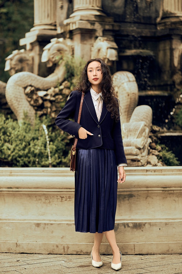 Blazer cổ điển, điểm nhấn hoàn hảo cho mọi phong cách thời trang 3 Blazer cổ điển sành điệu cho mọi outfit - Ảnh 3.