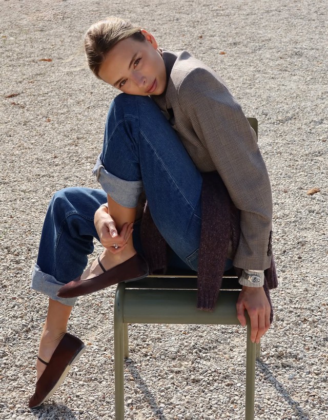 Blazer cổ điển, điểm nhấn hoàn hảo cho mọi phong cách thời trang 5 Blazer cổ điển sành điệu cho mọi outfit - Ảnh 5.