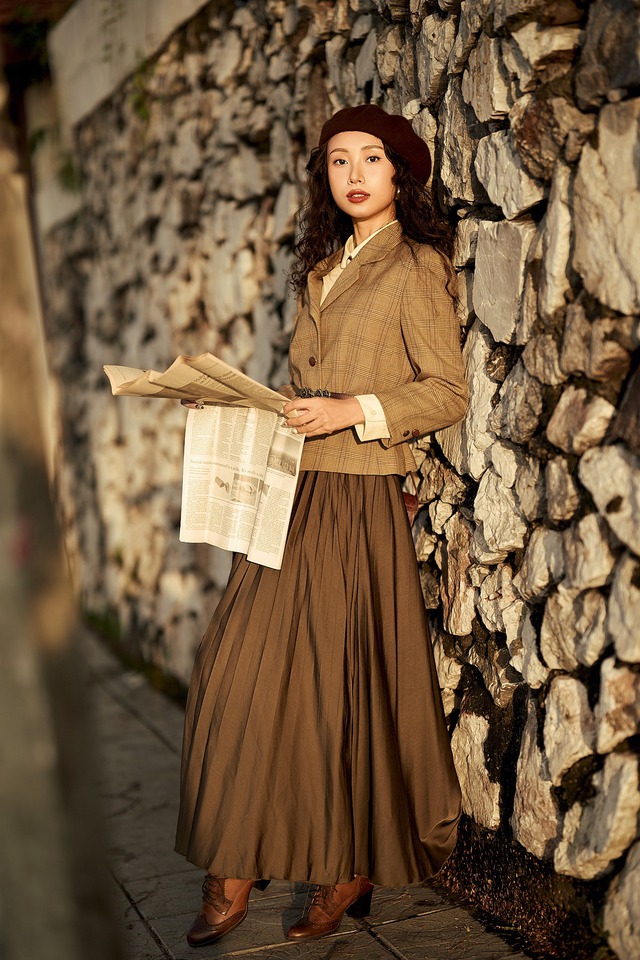 Blazer cổ điển, điểm nhấn hoàn hảo cho mọi phong cách thời trang 8 Blazer cổ điển sành điệu cho mọi outfit - Ảnh 8.