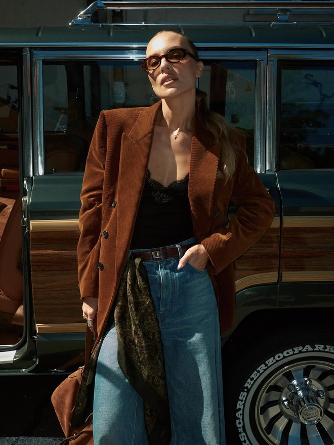 Blazer cổ điển, điểm nhấn hoàn hảo cho mọi phong cách thời trang 10 Blazer cổ điển sành điệu cho mọi outfit - Ảnh 10.