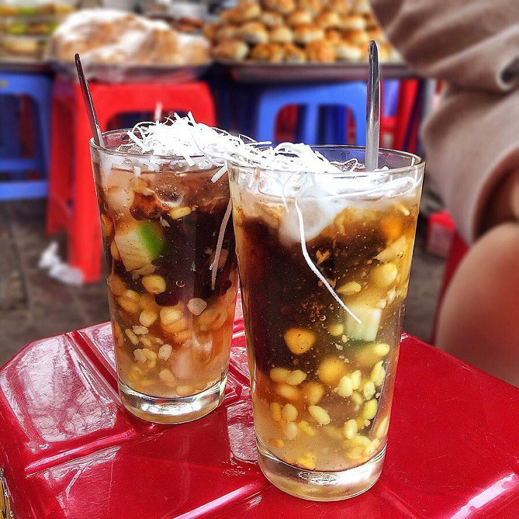 Khách Tây trầm trồ khi ăn món bình dân chỉ vài nghìn trong chợ Việt, nhận xét: 