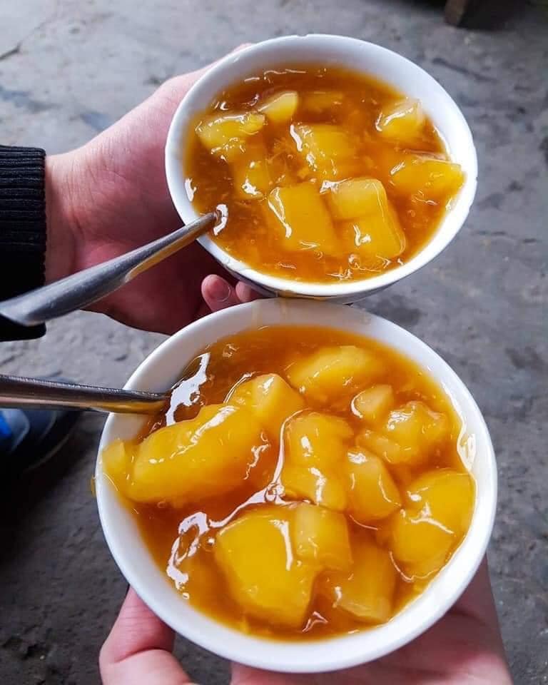 Khách Tây trầm trồ khi ăn món bình dân chỉ vài nghìn trong chợ Việt, nhận xét: 