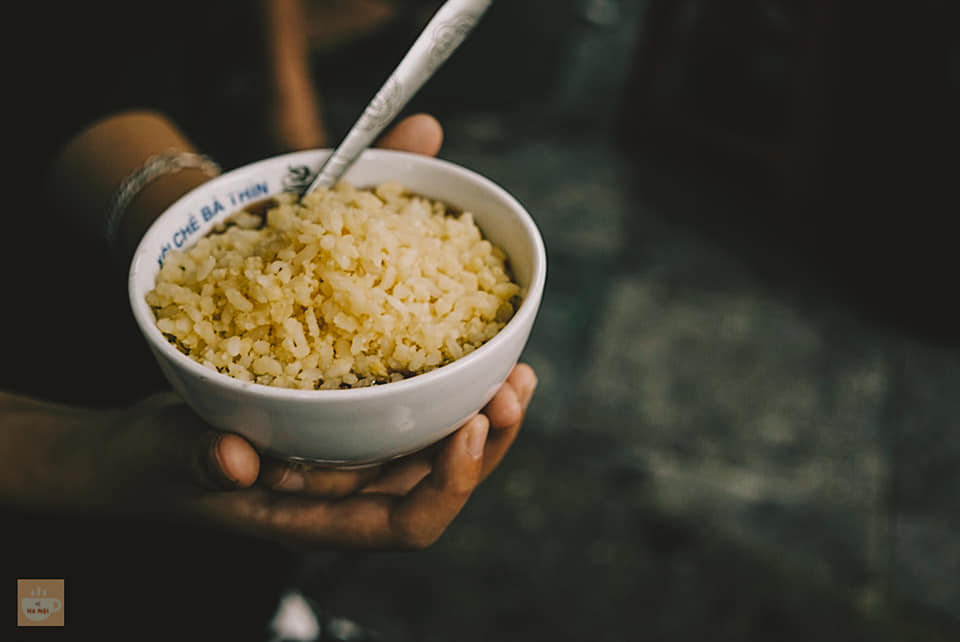 Khách Tây trầm trồ khi ăn món bình dân chỉ vài nghìn trong chợ Việt, nhận xét: 