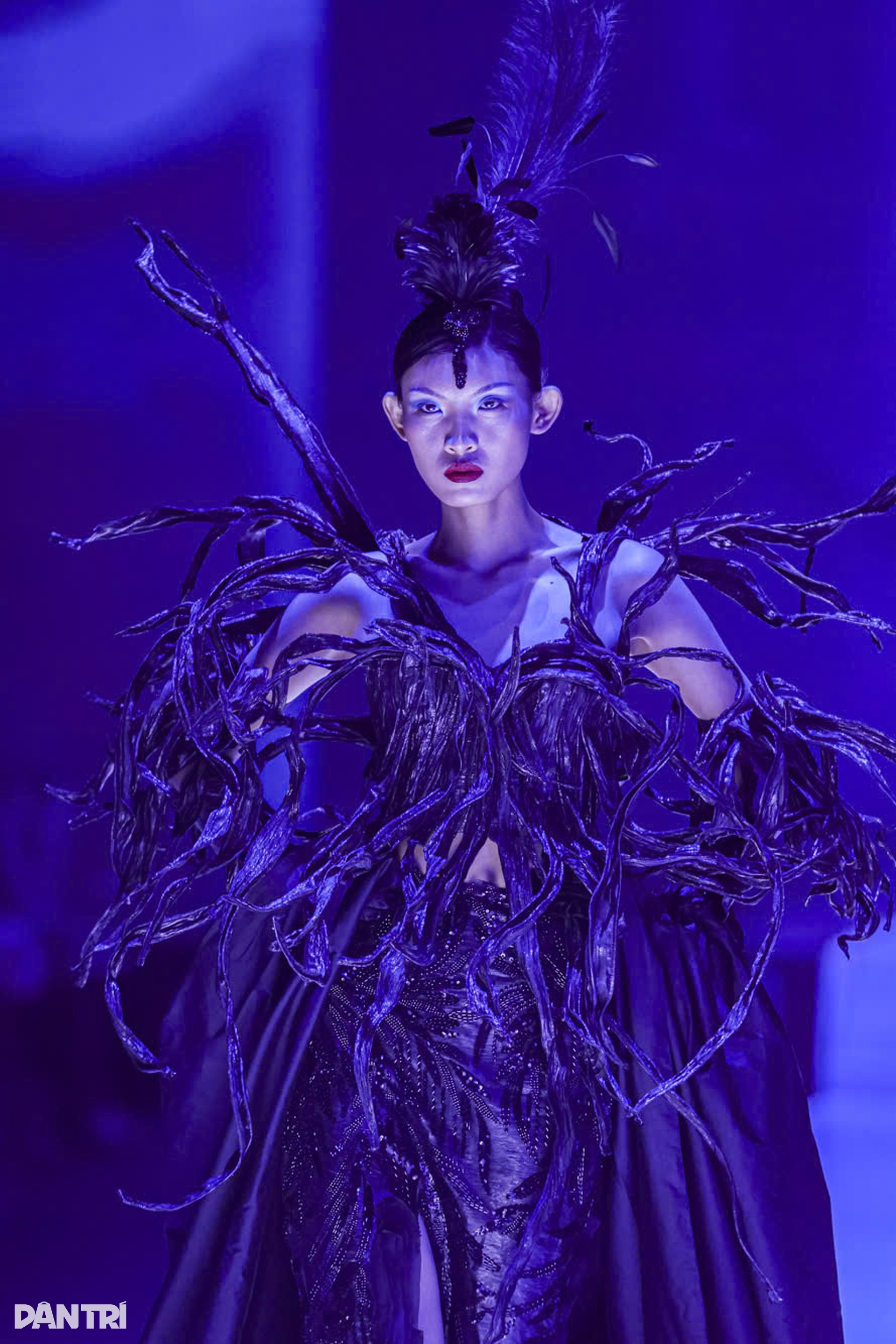 Mẫu Việt Huỳnh Tú Anh được các nhà mốt quốc tế săn đón sau show Chanel - 2