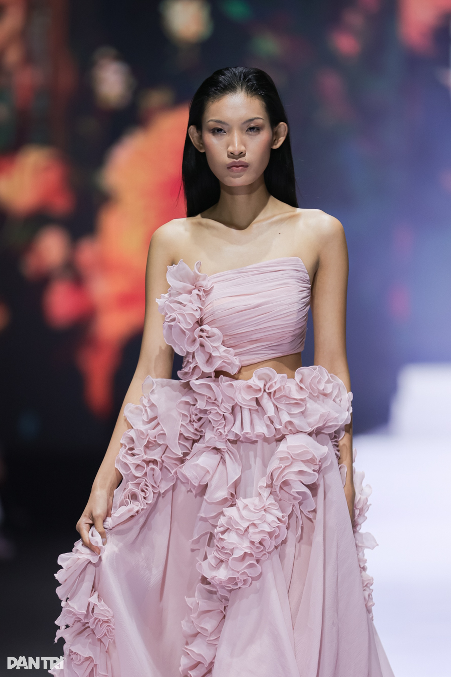 Mẫu Việt Huỳnh Tú Anh được các nhà mốt quốc tế săn đón sau show Chanel - 7