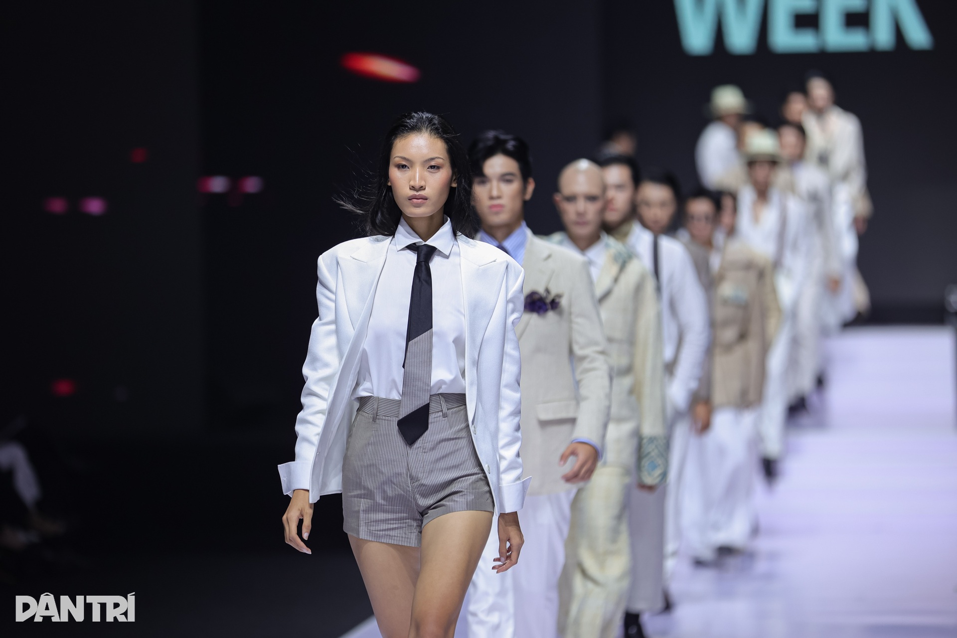 Mẫu Việt Huỳnh Tú Anh được các nhà mốt quốc tế săn đón sau show Chanel - 10