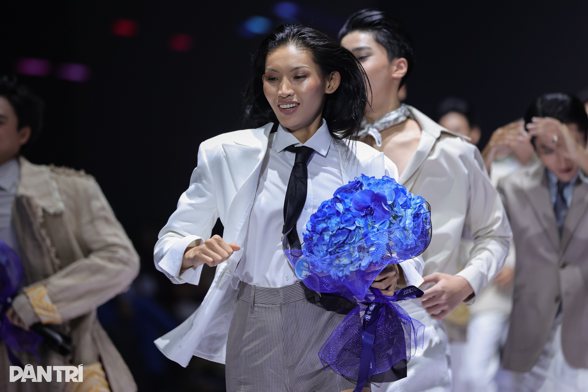 Mẫu Việt Huỳnh Tú Anh được các nhà mốt quốc tế săn đón sau show Chanel - 13