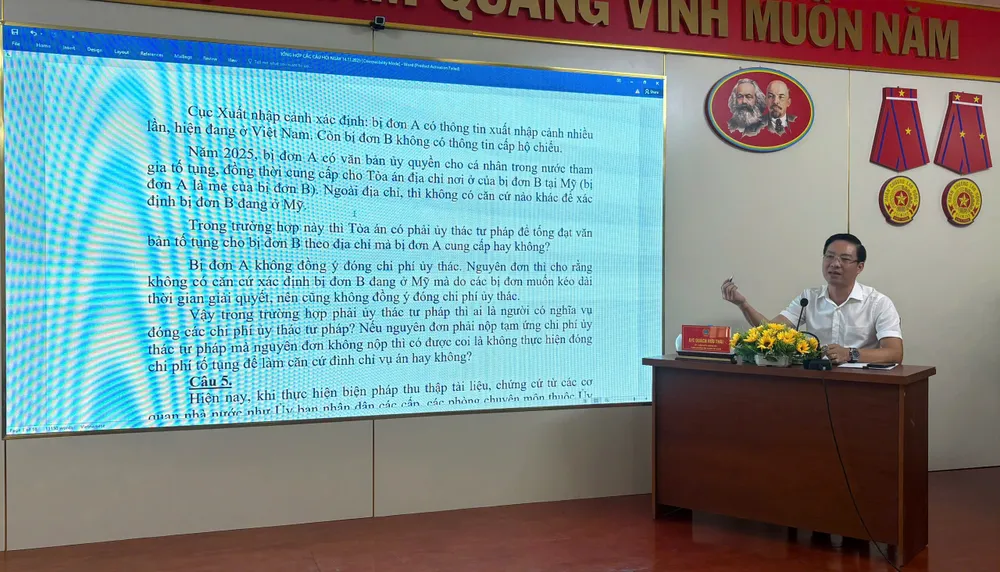 Phó chánh án TAND TP.HCM Quách Hữu Thái giải đáp những khó khăn, vướng mắc trong giải quyết các vụ việc dân sự tại TAND khu vực 3 - TP.HCM. Ảnh: SONG MAI tand-khu-vuc-3-tp-hcm-day-nhanh-tien-do-giai-quyet-vu-viec-dan-su-2.jpg