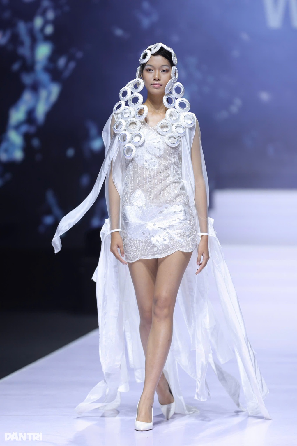 Siêu mẫu Naomi Campbell khen cú ngã đẹp như tạo dáng của Lại Mai Hoa - 5