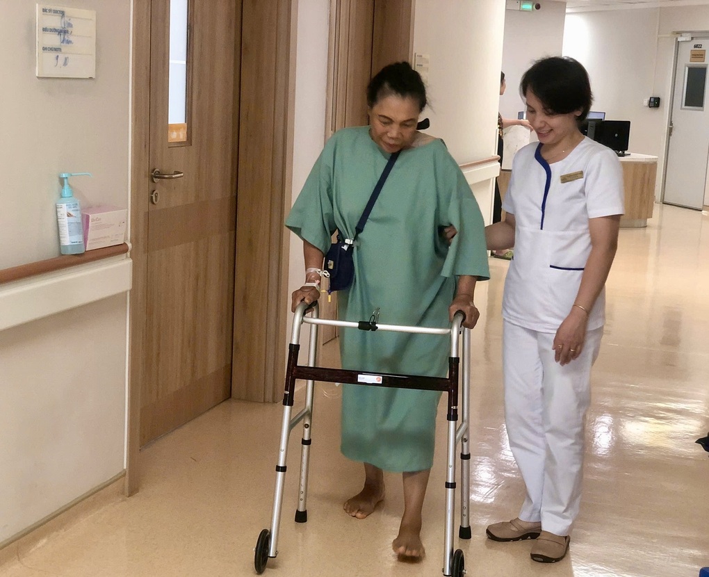 Ca mổ thay cùng lúc hai khớp gối, cắt cơn đau hơn 10 năm cho bệnh nhân 67 tuổi - 2