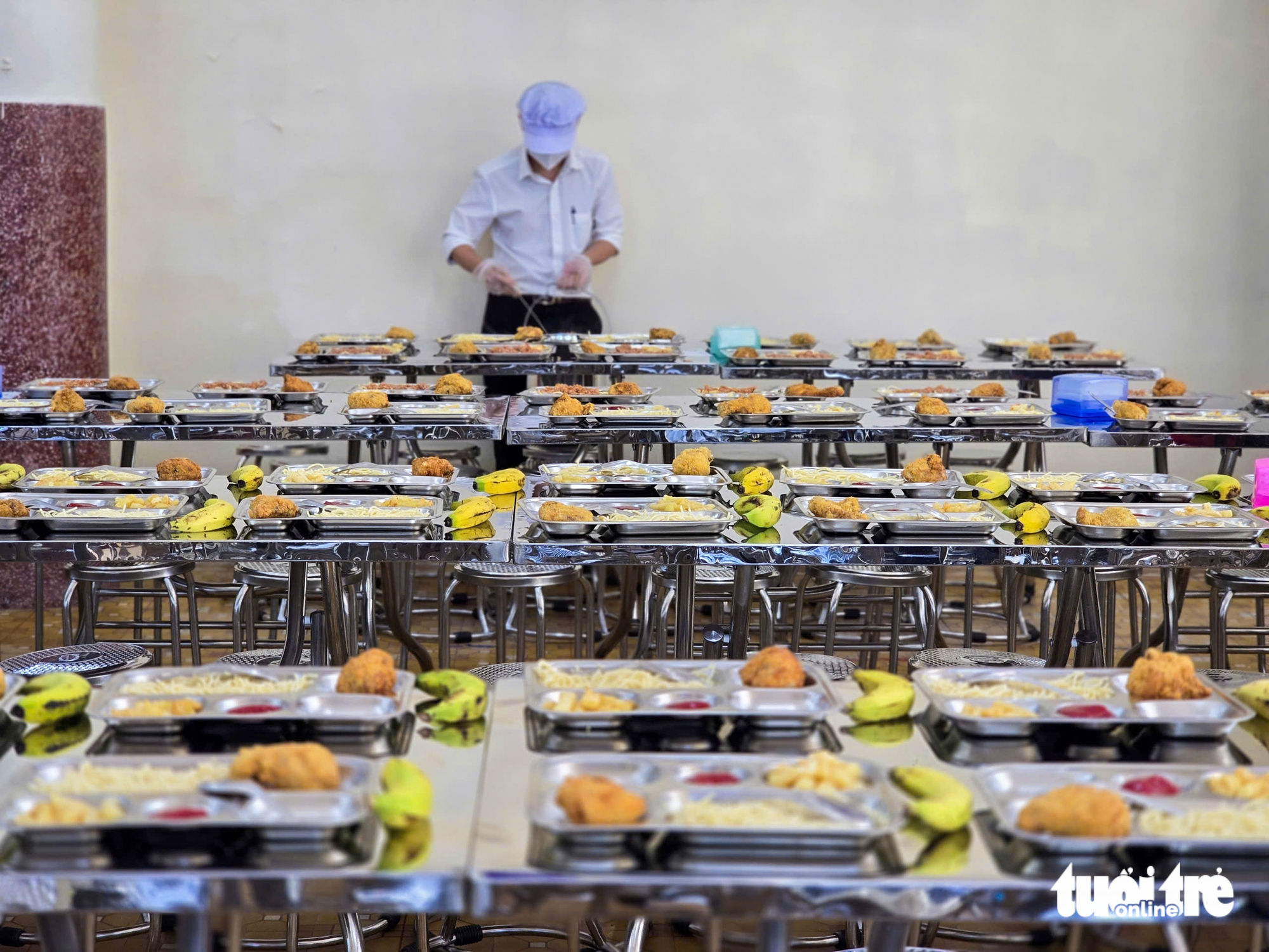 Mở lại sau lùm xùm thực phẩm bẩn, bếp bán trú trường tiểu học gây bất ngờ vì bữa ăn 'xịn' - Ảnh 6.