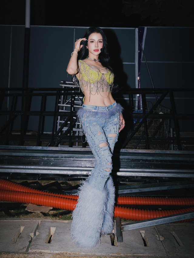 Nếu chạy bộ lên dốc hoặc leo cầu thang thì lượng calo đốt cháy sẽ cao hơn, có thể lên tới 300 - 500 calo/30 phút. Chạy bộ giảm mỡ toàn thân nhưng bạn sẽ cảm nhận được cơ bụng thắt lại, khi đó động tác đang tác động nhiều vào bụng để đốt mỡ khu vực này. Nếu mệt quá bạn có thể kết hợp đi bộ, chú ý bước đi hạ gót chân xuống trước rồi đến mũi chân, như vậy sẽ giúp săn bắp chân, gọn cơ bụng, mang lại hiệu quả đốt mỡ nhanh chóng hơn. Bên cạnh việc vận động nhiều, Diệp Lâm Anh còn cân đối trong ăn uống để giữ vóc dáng khỏe đẹp.