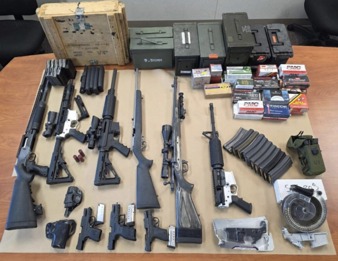 Cảnh sát tìm thấy súng tại nơi ở của Sean Klinger. Ảnh: Sở cảnh sát Monterey