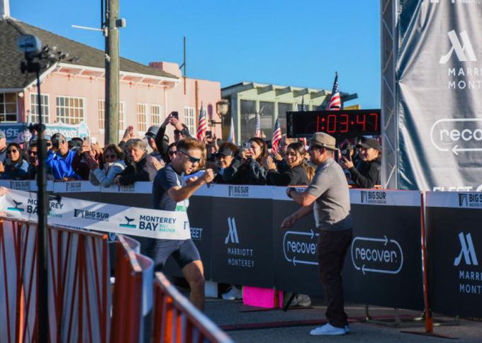 Ero Doce về nhất nội dung nam Monterey Bay Half Marathon 2025. Ảnh: Monterey Herald