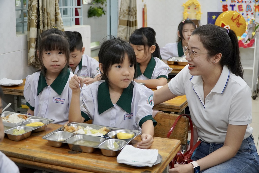Phụ huynh TPHCM soi bếp ăn bán trú, ăn thử bữa trưa của con ở trường - 2