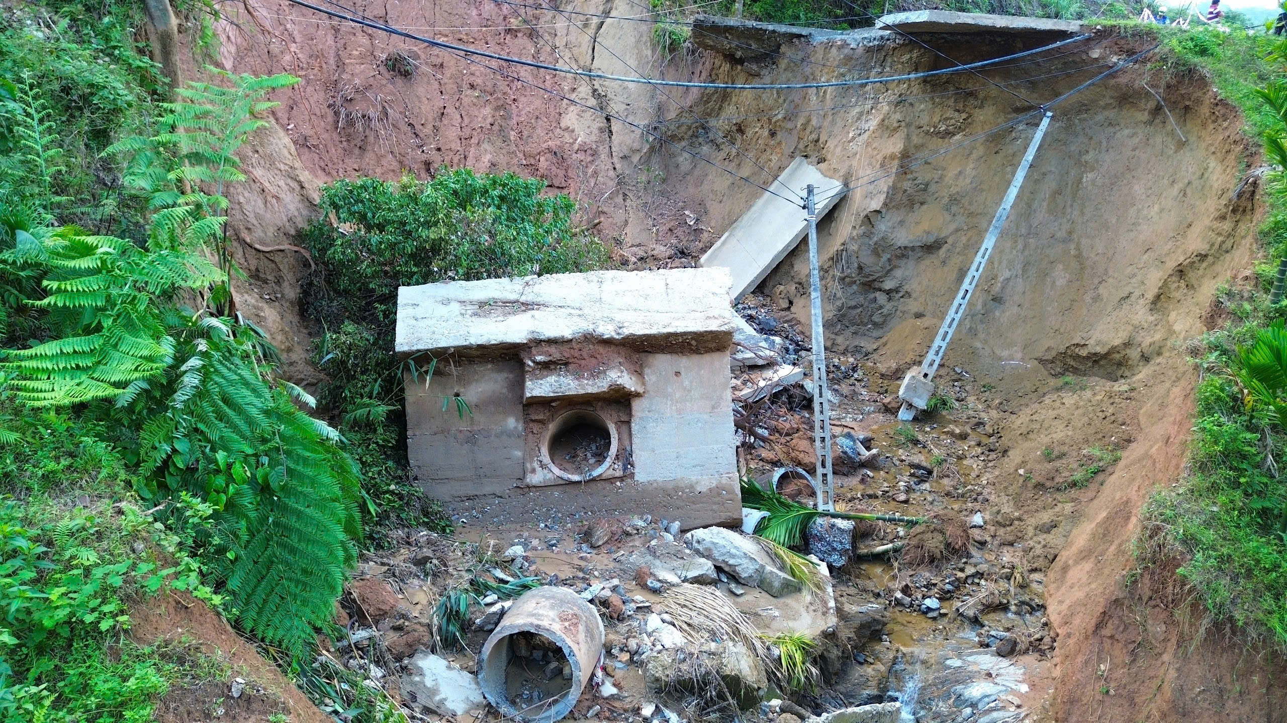 Cận cảnh đường ĐH83 bị sạt lở sâu hóm, hơn 1.000 hộ dân vẫn bị chia cắt - Ảnh 5.