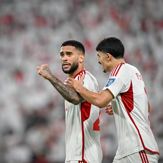 Hậu vệ Pimenta (phải) chia vui với  Luanzinho (trái) - tiền vệ ghi bàn cho UAE trước Iraq. Cả hai đều là những cầu thủ gốc Brazil nhập tịch và sang chơi ở UEA từ trước tuổi 18. Ảnh: UAENT