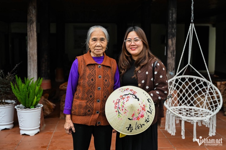 Vợ chồng U80 biến nhà sàn gần 100 tuổi thành homestay, đón khách như con cháu 3 Vợ chồng ông Chài được du khách quý mến vì sự thân thiện, gần gũi. Ảnh: Huy Nguyễn