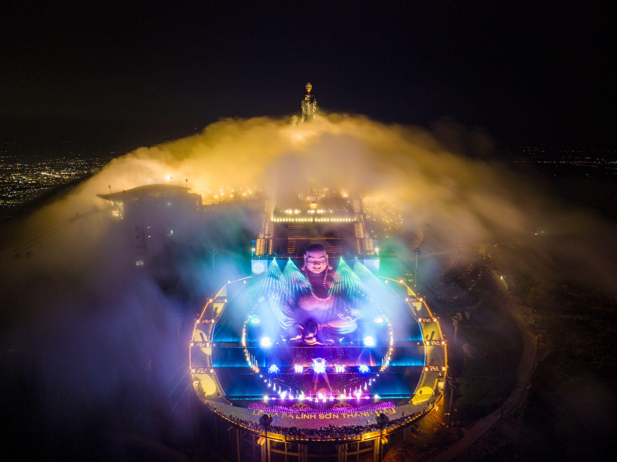 Đỉnh núi Bà Đen trong đêm. Ảnh: Sun World Ba Den Mountain