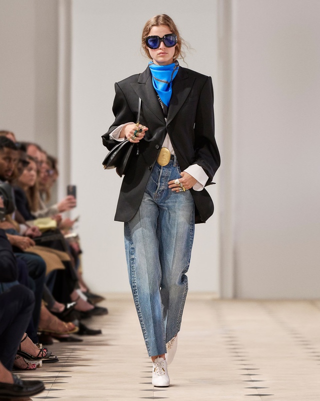 Làm chủ phong cách cổ điển với phụ kiện và khăn- Ảnh 2.