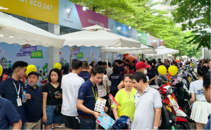 Người dân Hà Nội đến sự kiện đổi xe xăng cũ, lấy xe máy điện mới. Ảnh: Tuấn Vũ